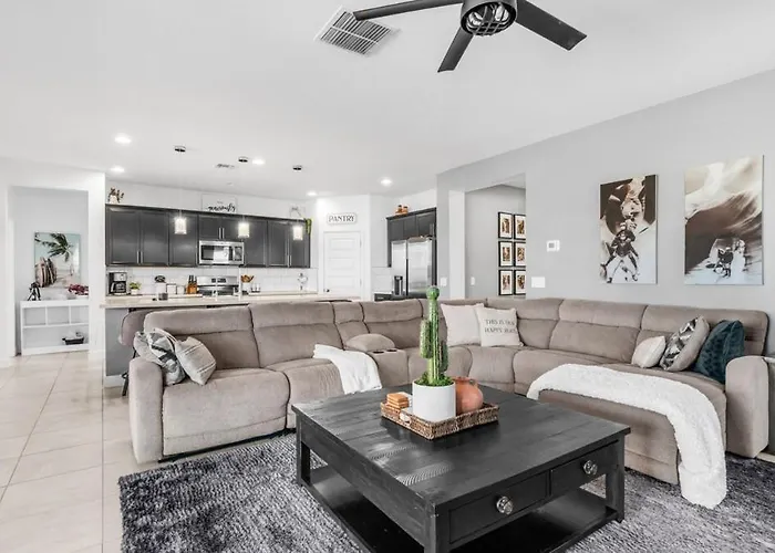 Holiday home 4br, Near By State Farm, La Dodgers, Arena & Luke Air Force Base Glendale
