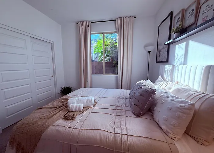 4br, Near By State Farm, La Dodgers, Arena & Luke Air Force Base Holiday home Glendale