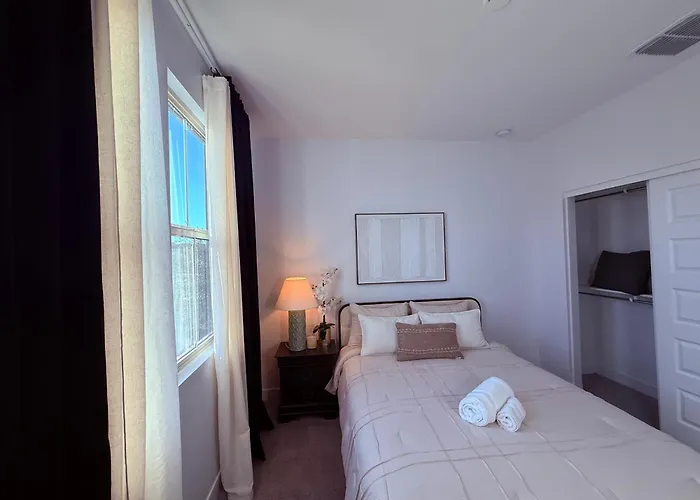 Holiday home 4br, Near By State Farm, La Dodgers, Arena & Luke Air Force Base *