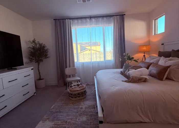 4br, Near By State Farm, La Dodgers, Arena & Luke Air Force Base Holiday home *