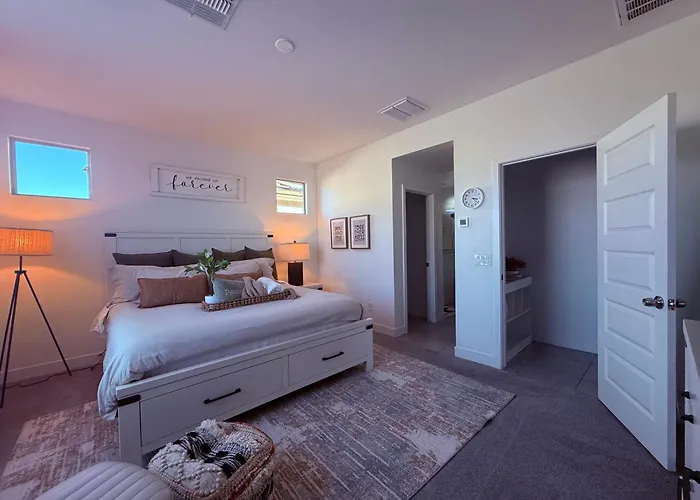 4br, Near By State Farm, La Dodgers, Arena & Luke Air Force Base Holiday home *