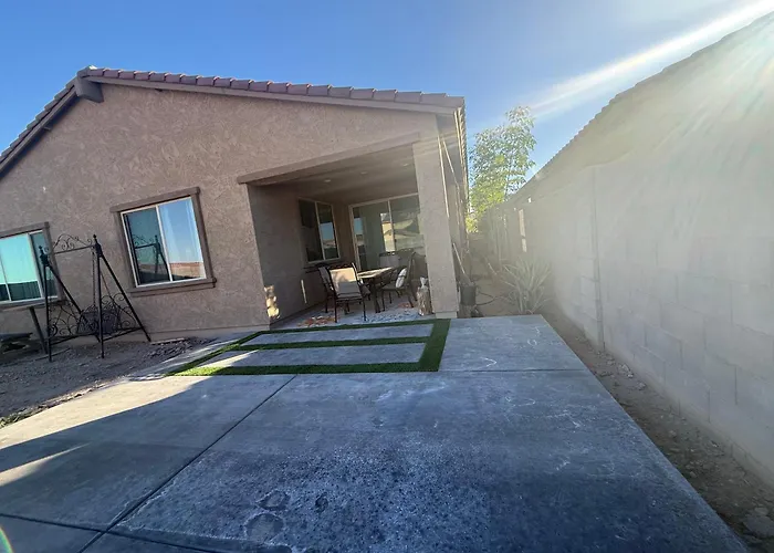 4br, Near By State Farm, La Dodgers, Arena & Luke Air Force Base Holiday home *