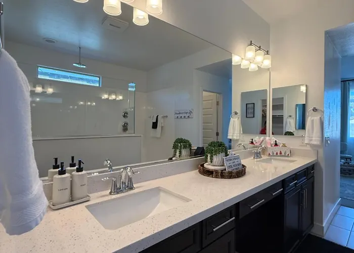 Holiday home 4br, Near By State Farm, La Dodgers, Arena & Luke Air Force Base Glendale