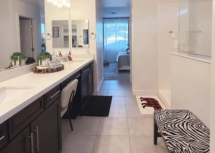 4br, Near By State Farm, La Dodgers, Arena & Luke Air Force Base Holiday home Glendale